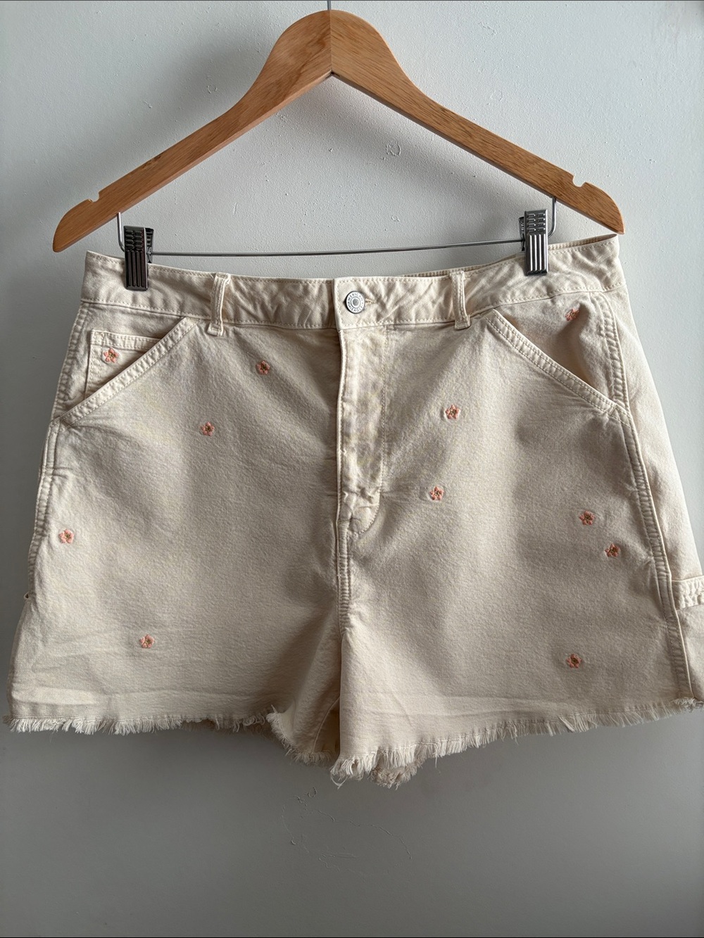 American Eagle Outfitters Cream Jean Cargo Preppy Shorts with Pink Floral SZ 16